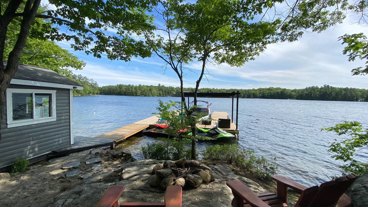 Seguin Ski Chalet | Amazing Muskoka lakeside log home for 2 families (pet friendly!)
