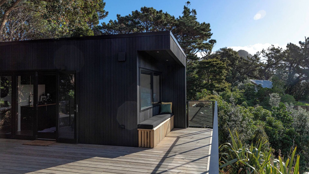 Piha Cabin | Amazing nature oasis in Piha, with a three minute bush walk to the beach.