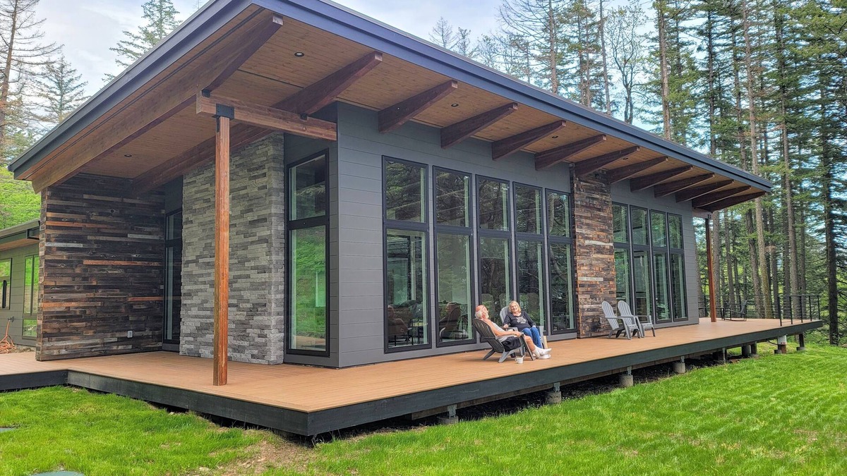Stevenson House | Amazing New 5 Bed Home next to the Columbia River. Sleeps 10 adults & 6 Kids