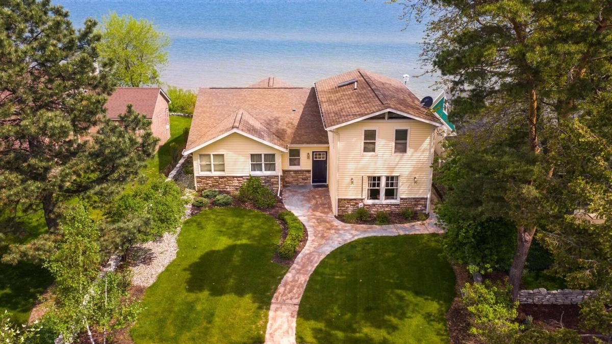 Pigeon House | Amazing North Shore Sandy Beach Front Home!