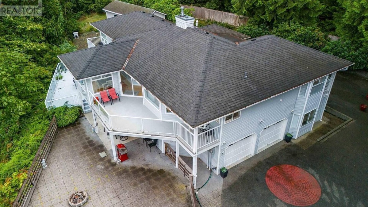 Regional District of Nanaimo House | Amazing ocean and ravine view home! Hot Tub, BBQ!