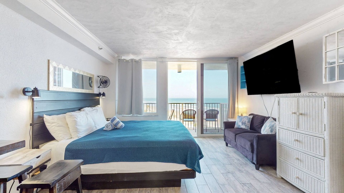 Lenox Park Condo | Amazing ocean-view condo with beachfront access, pool, hot tub, & balcony