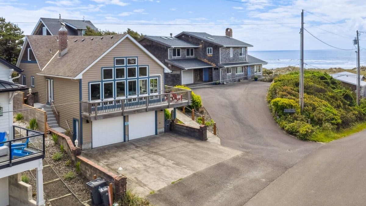 Manzanita House | Amazing Ocean Views MCA#448 -5 bedrooms/3 baths, Dogs ok, 1 blk to beach