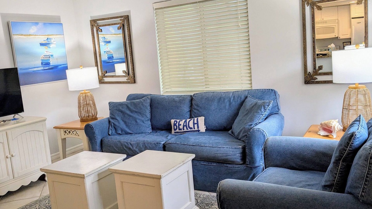 Old Naples Condo | Amazing Old Naples Location! Center of Fifth Ave & Walk to Beach