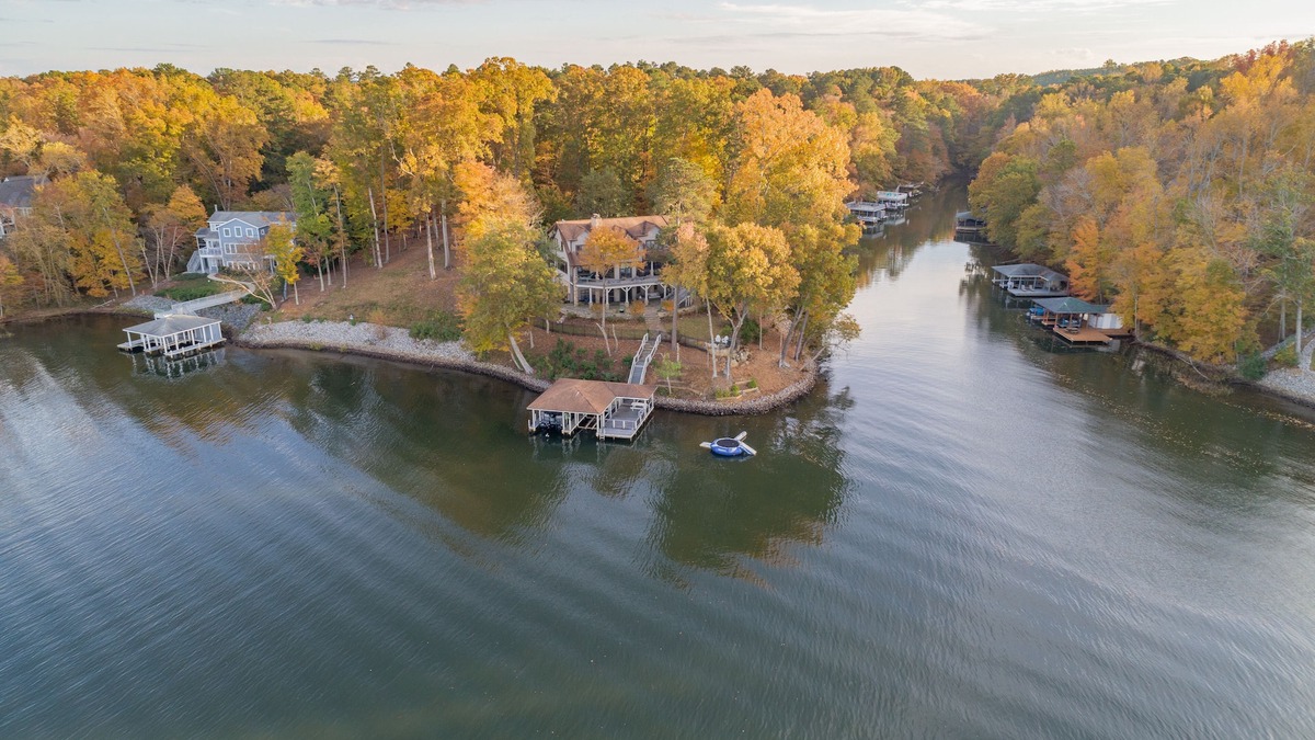 Macon House | AMAZING PANORAMIC LAKE GASTON VIEWS IN THIS EXECUTIVE 6 BEDROOM HOME