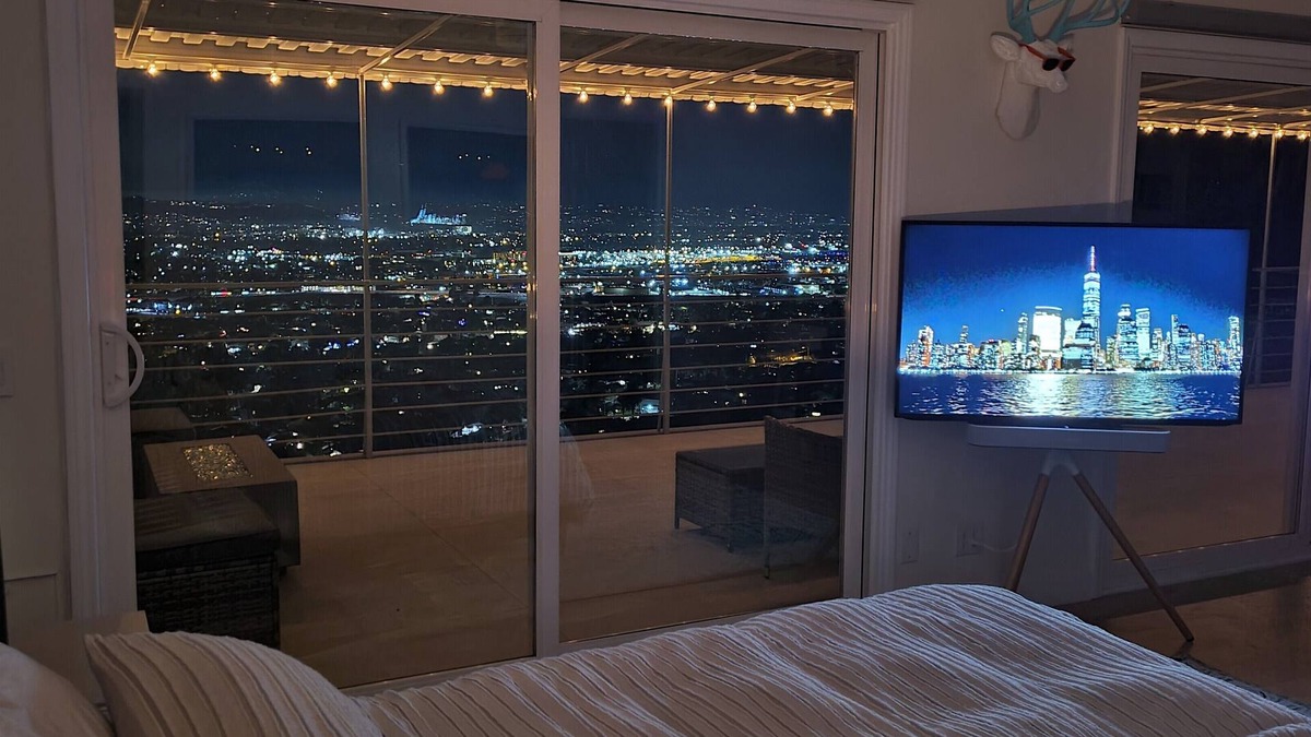 Burbank House | AMAZING PANORAMIC VIEWS and INFINITY HOT TUB at a modern, smart home