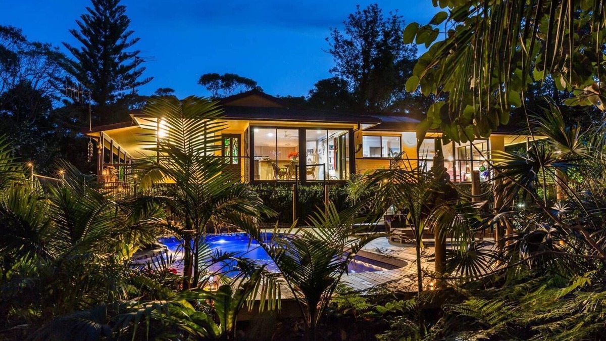 Diamond Beach House | Amazing Pet Friendly Beach Retreat - Pool+Firepit