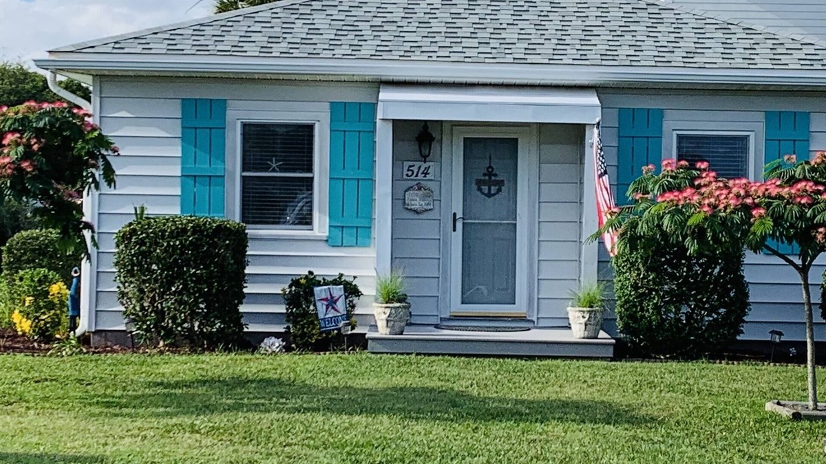Kure Beach House | AMAZING place!Close to beach, pier and restaurants.Huge fenced yard! This is it!