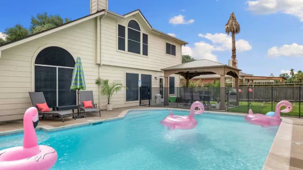 Barker House | Amazing Pool + Private Backyard + Shaded Patio