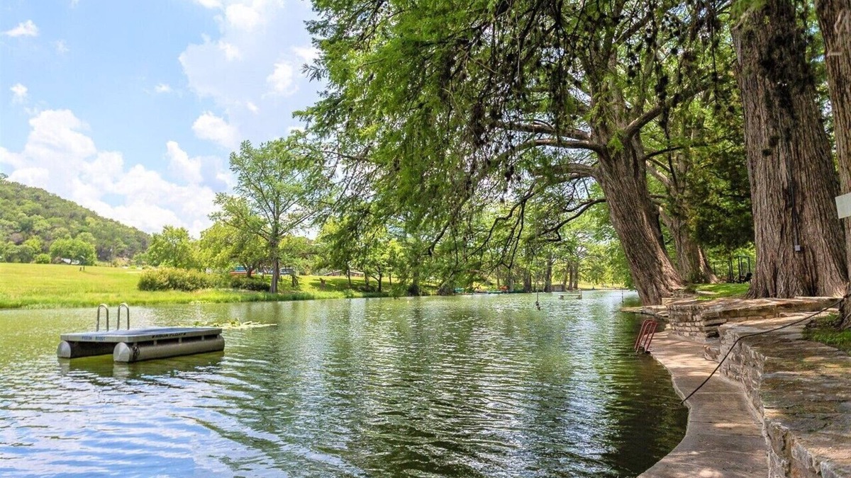 Hunt House | Amazing Private Riverfront! Rope swing, floating and concrete Dock! Sleeps 10!