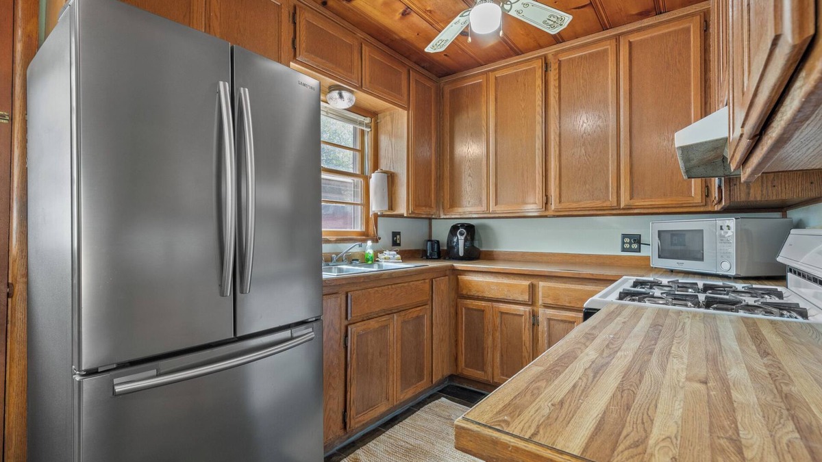 Diamond City Cabin | AMAZING property! Beautiful views of Bull Shoals Lake with on site amenities! 2bed/2bath cabin.