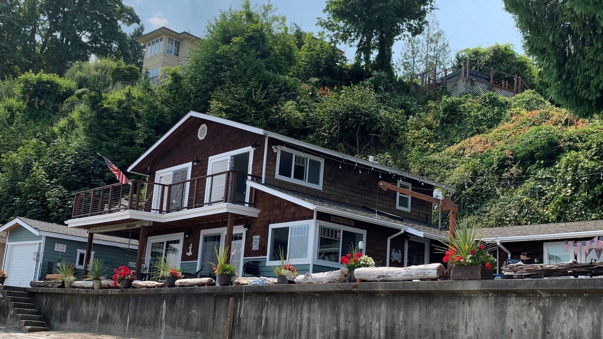 Tillicum House | Amazing Puget Sound Beach House - rare sandy beach & Mt. Rainier views!