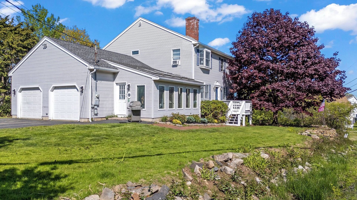 York Beach House | Amazing Rates! Walk to The Nubble Lighthouse