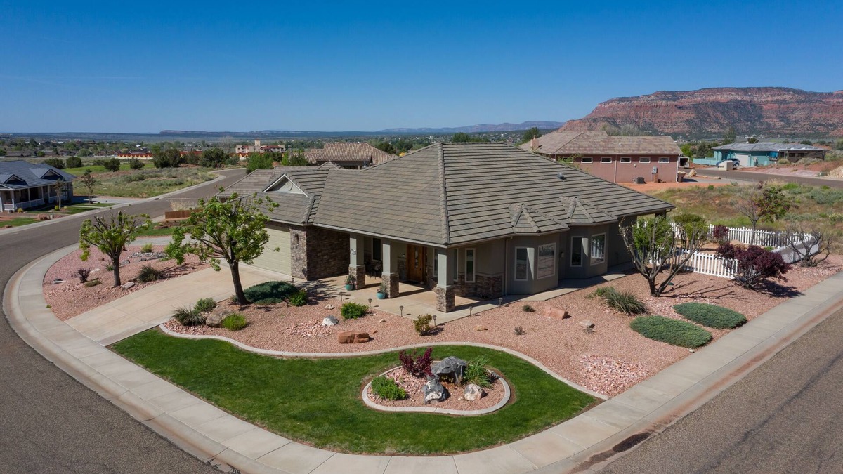 Kanab House | Amazing Red Rocks Views with Cal King Bed