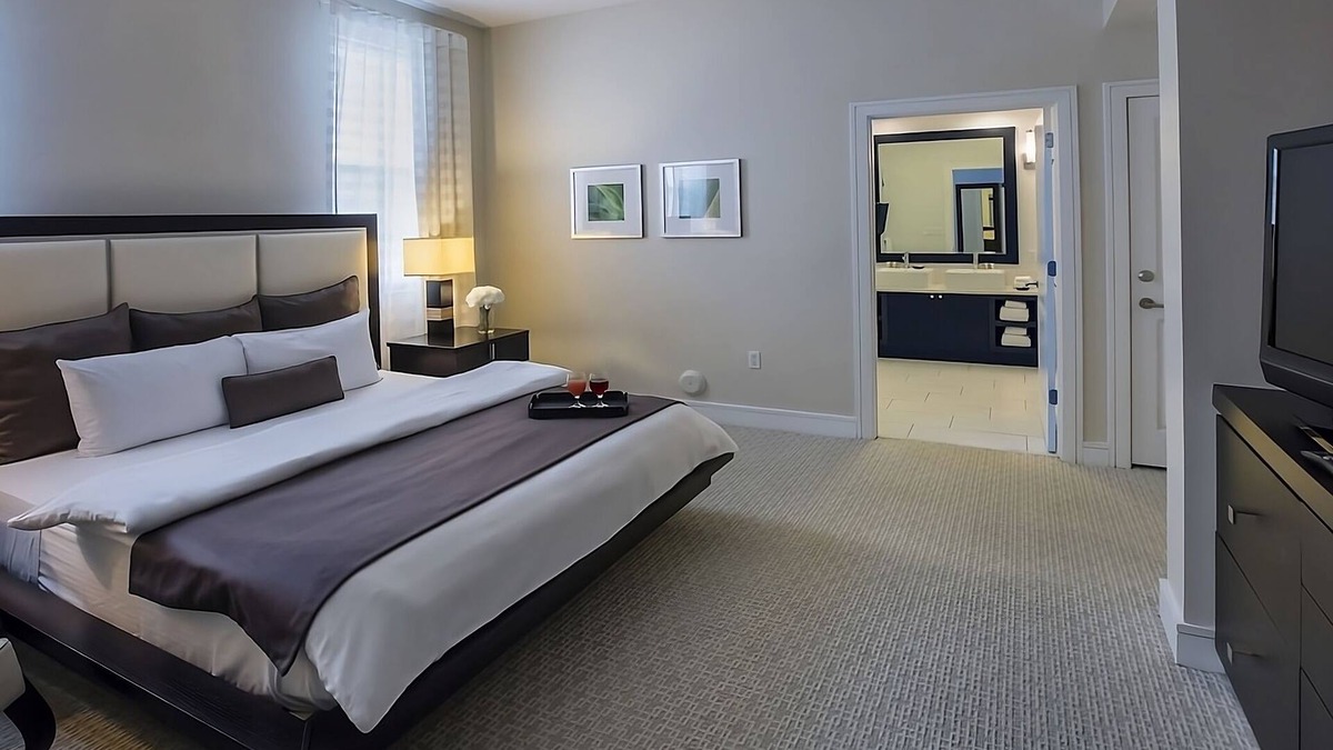 Ludlam Hotel | Amazing Rertreat in this Relaxing Accommodation | Balcony + Full Kitchen