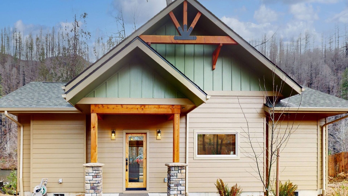 Vida Hotel | Amazing riverfront cabin with views, deck, firepit, & grill - dog-friendly
