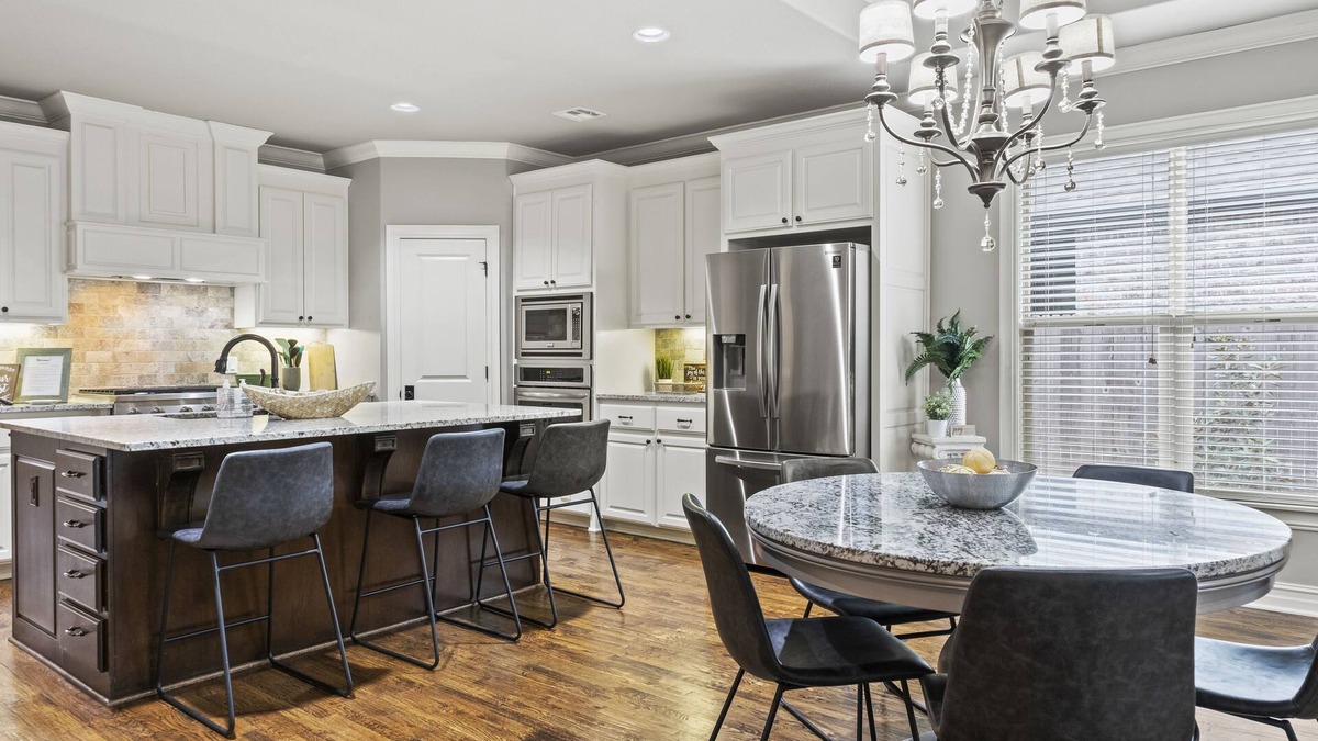 Bixby House | Amazing Safe, Private and spacious Home! Relaxing and stylish!
