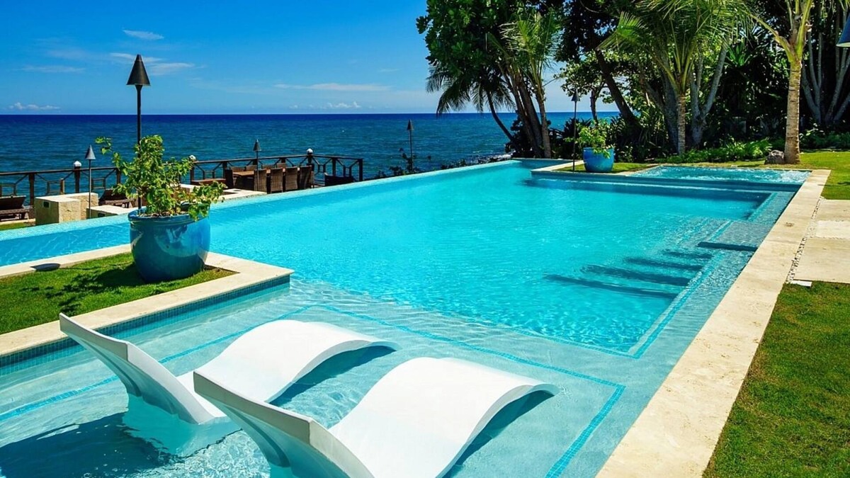 Tryall Villa | Amazing Seafront Villa in Montego Bay, Private Infinity & 2 Sea-Water Pools, Gym, Spa & So Much More