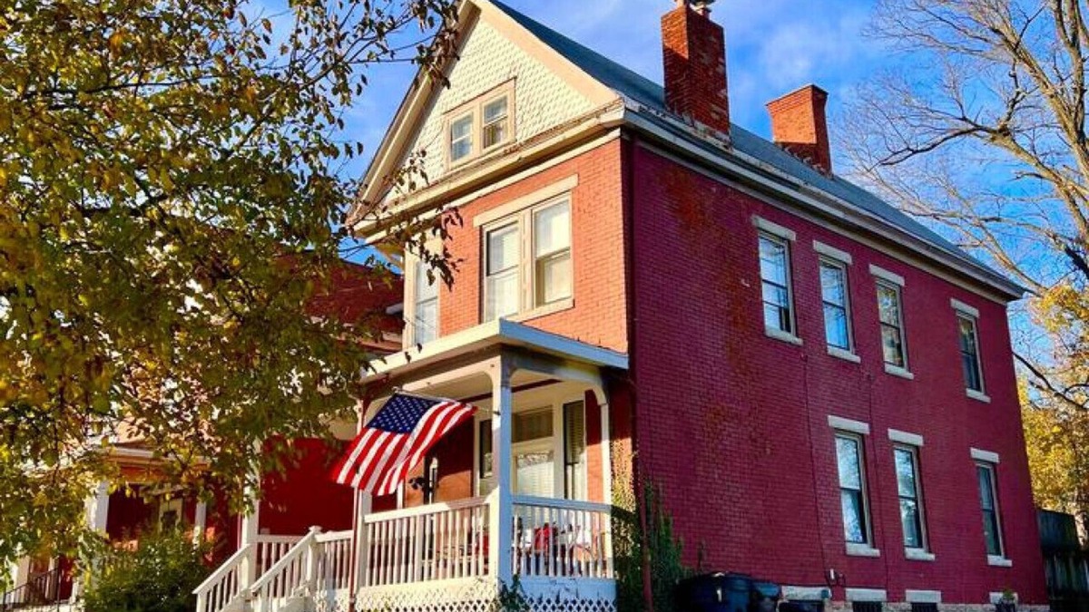 Walnut Hills House | *Amazing* Sleeps 17 -6 bedrooms-5min from Downtown