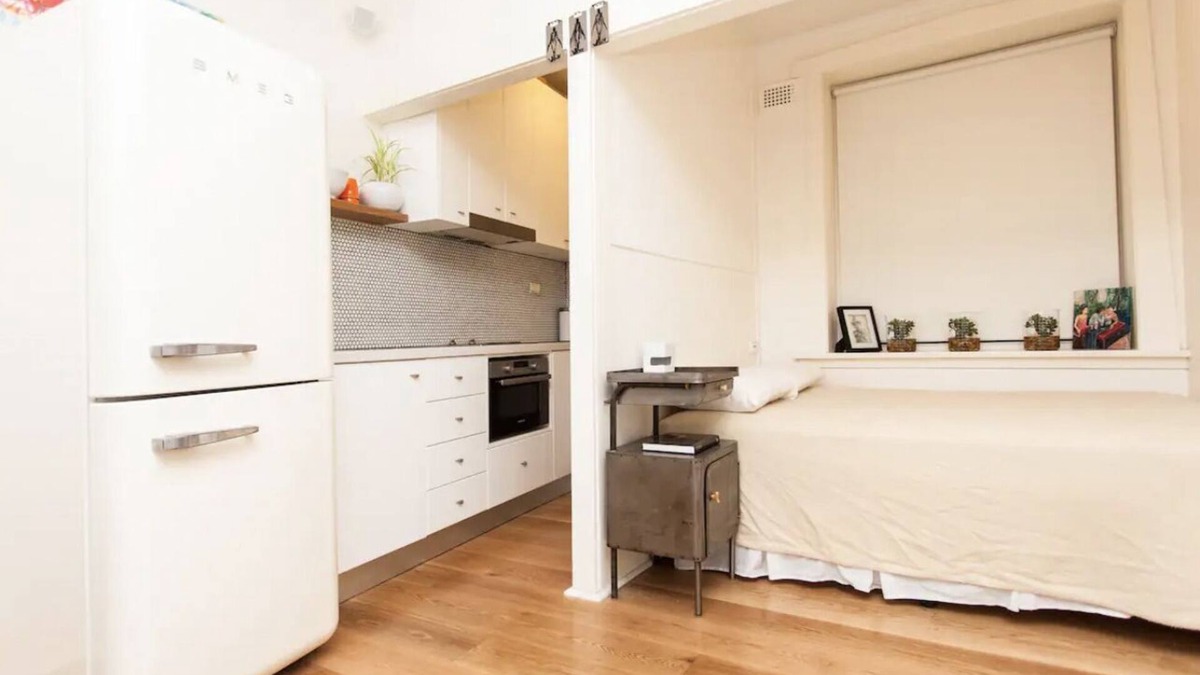 Elizabeth Bay Apartment | AMAZING STUDIO, in URBAN OASIS. Close to City,transport,Bays,the Harbour & cafes