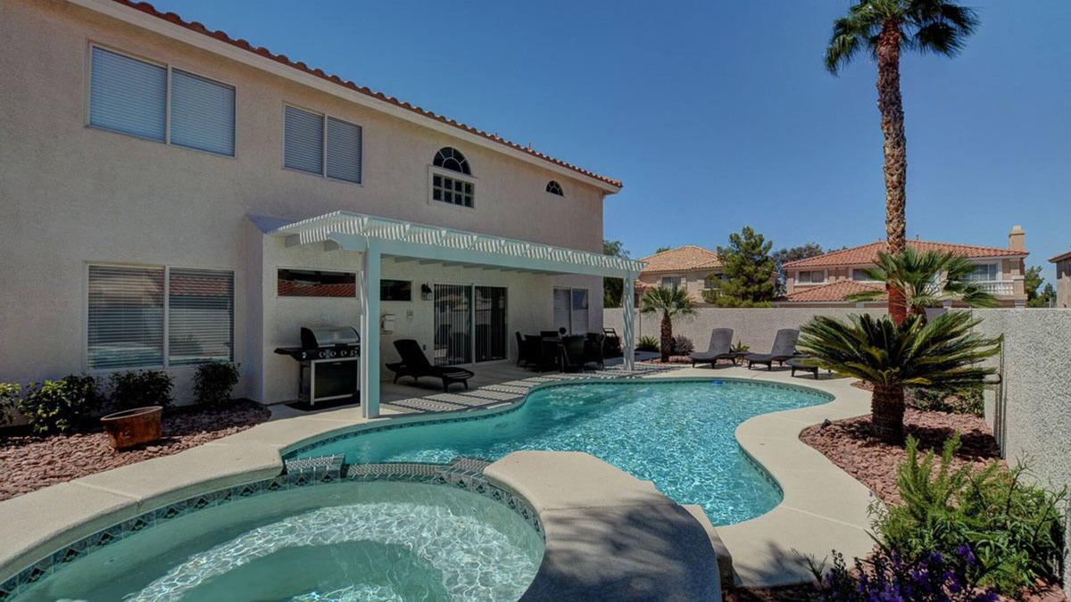 Silverado Ranch House | Amazing Summery Retreat~Pool-Spa-BBQ~South Strip