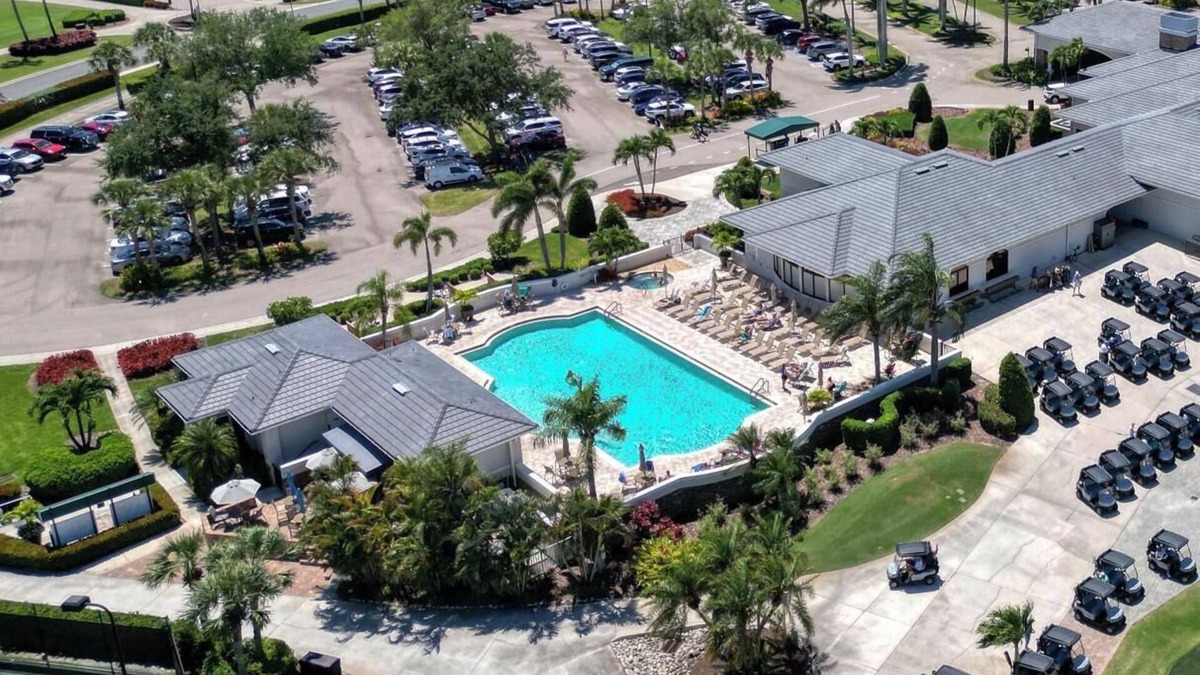 Heritage Palms Condo | Amazing Sunsets-Golf Country Club-Pickleball-Pools-Restaurant-Bar and more