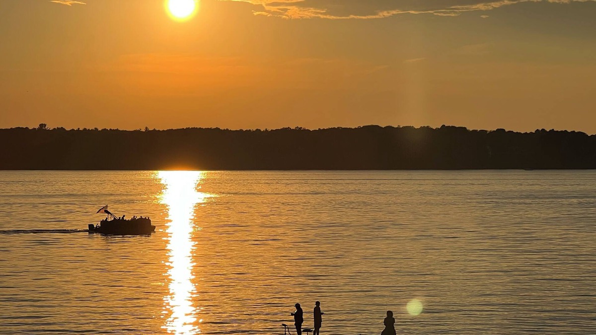 Whitehall House | Amazing Sunsets nightly at 4bdrm home on White Lake & min to Lake MI