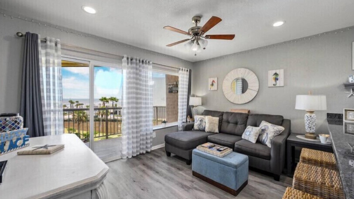 Galveston Condo | Amazing Sunsets! Sleeps 6! 3 pools!Dog friendly, great views!