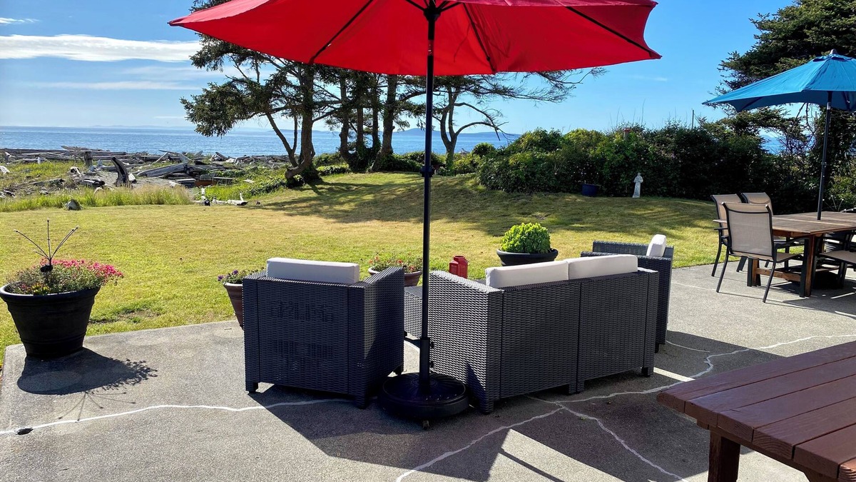 Oak Harbor House | Amazing Sunsets, Westside Beachfront, Resident Eagles & Fire Pit for S’mores!