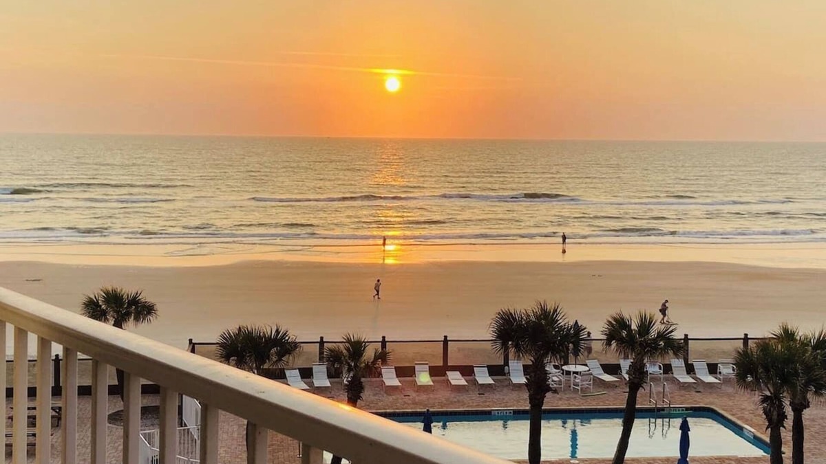 Ocean Dunes Apartment | Amazing Top Floor Ocean View King Bed in Daytona!