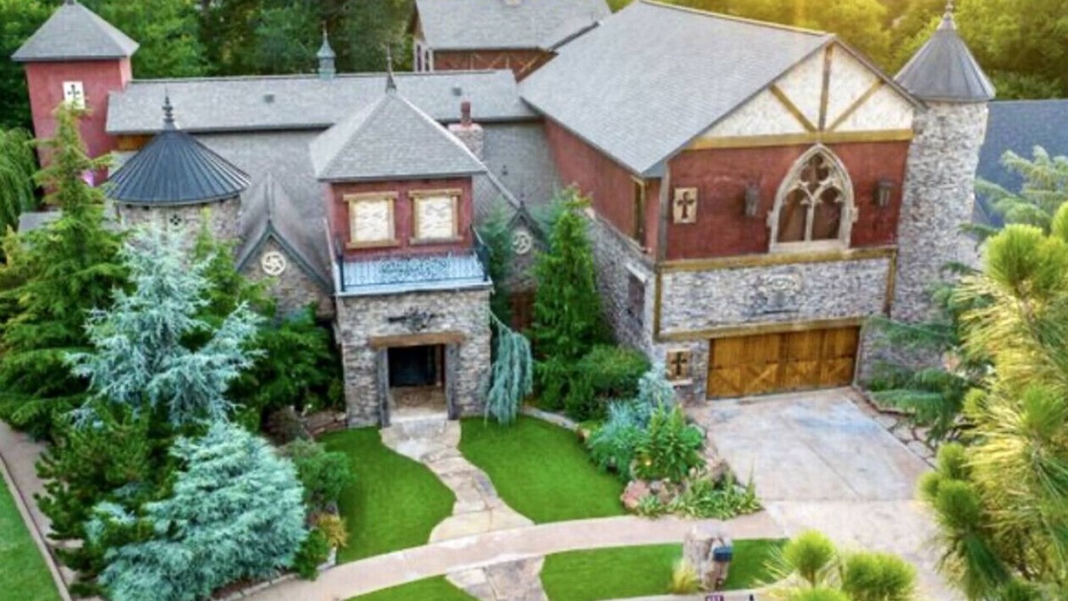 Norman House | Amazing unique castle experience “Scarlet Manor” 5 bedroom/5 bath
