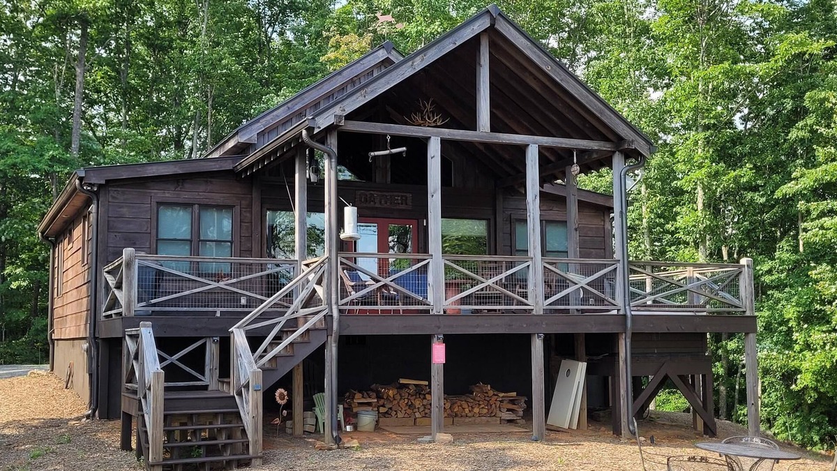 Blue Ridge Cabin | Amazing View - 5M to BR - Private - 2 King rooms on main - Hot tub - Fire Pit