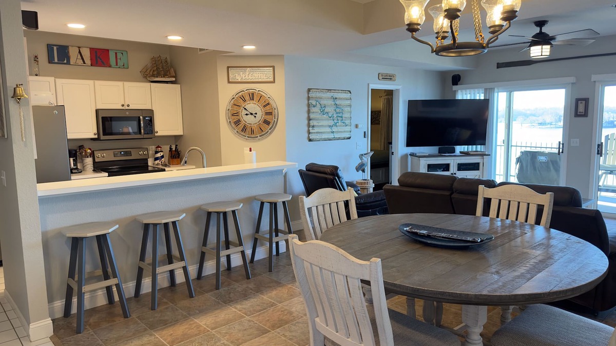 Lakeland Condo | Amazing view! Convenient location, Beautiful 3BR, Lakefront Condo with 2 Pools