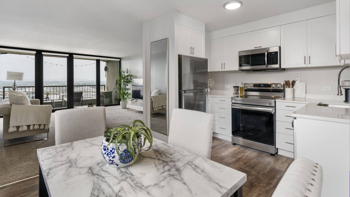 Downtown Portland Apartment | Amazing View High rise Condo in the heart of Downtown Portland with balcony