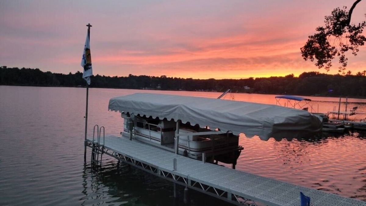 Wautoma Cabin | Amazing view, hot tub, sauna, fireplace, pet friendly, pier, kayaks, paddleboard