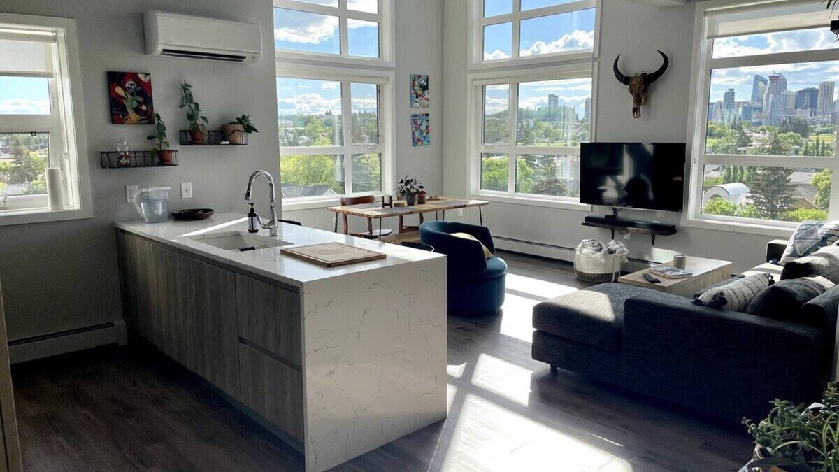 Inglewood Condo | Amazing View, King Size Bed, Trendy Neighbourhood