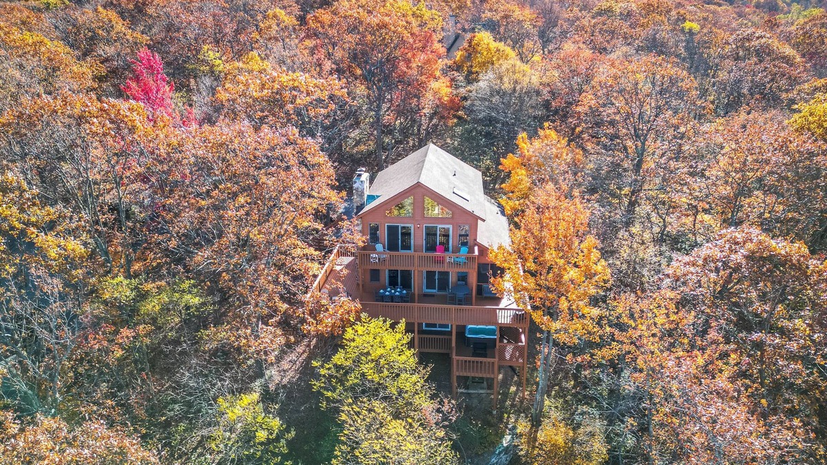 Nellysford Cabin | Amazing Views From 3 Decks! Hot Tub - Pool Table - Games - Grill - Gazebo - WIFI