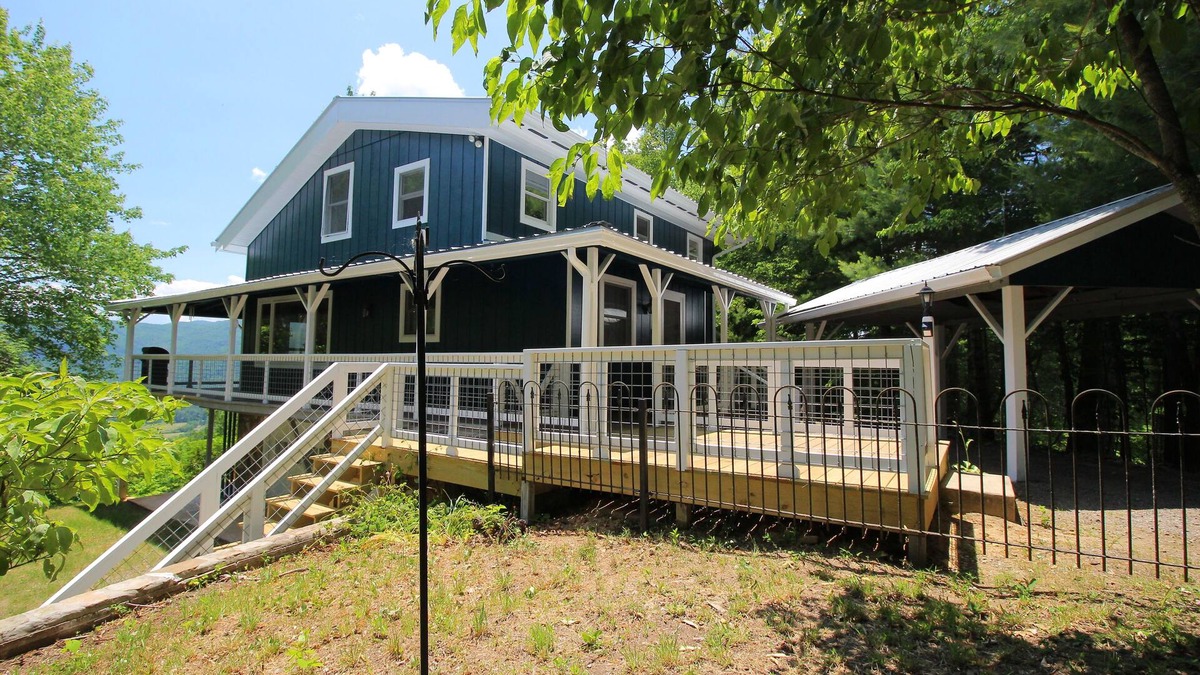Franklin House | Amazing views, 4 KING BEDs, Pets OK, Ultra-Fast Wi-Fi, Firepit, Covered Deck