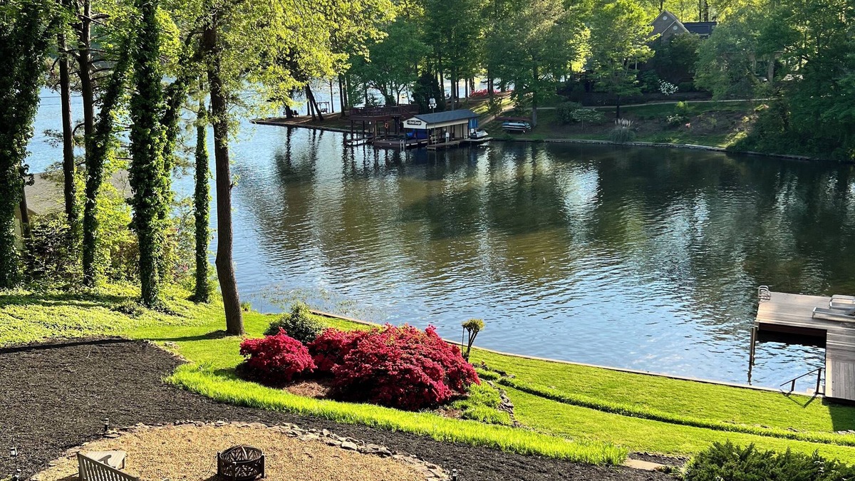 Bracey House | Amazing Views at Dragonfly! HOT TUB! Kayaks, BOUNCER w Slide, SUP's, Fire Pit!