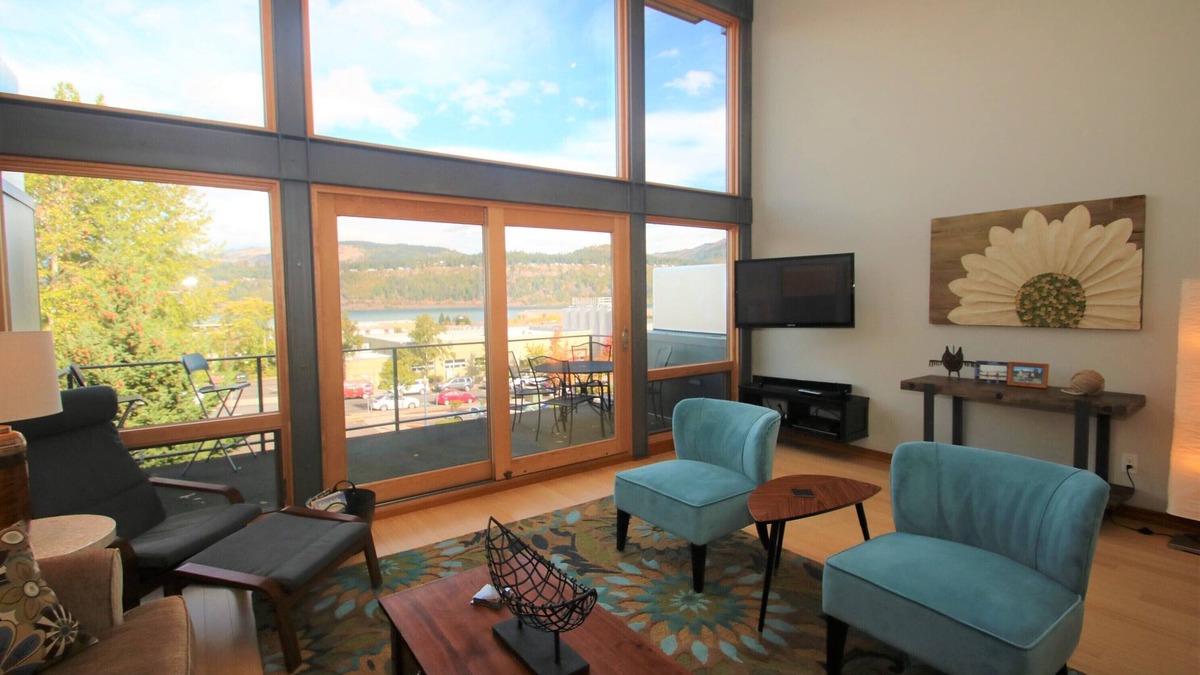 Hood River House | AMAZING VIEWS at this beautiful modern townhome in downtown Hood River, sleeps 6