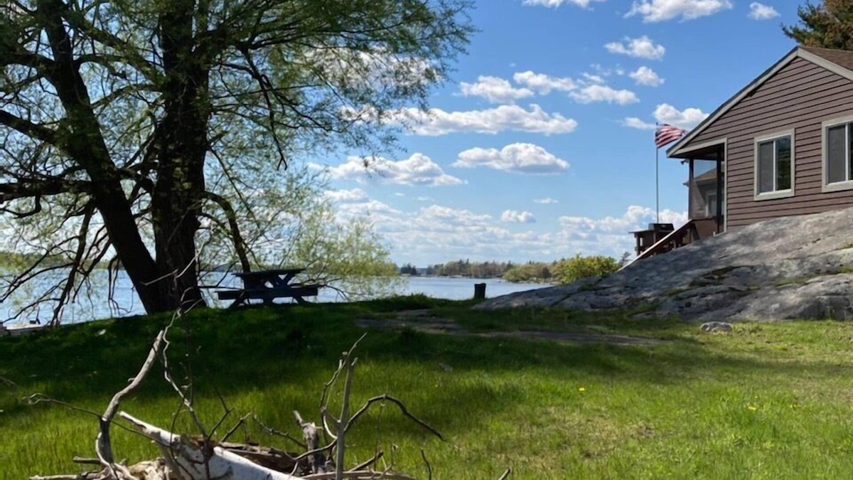 Redwood House | AMAZING VIEWS, DIRECT H20 ACCESS, 2 DOCKS, PRIVATE LANE, 30 MINS TO CANADA