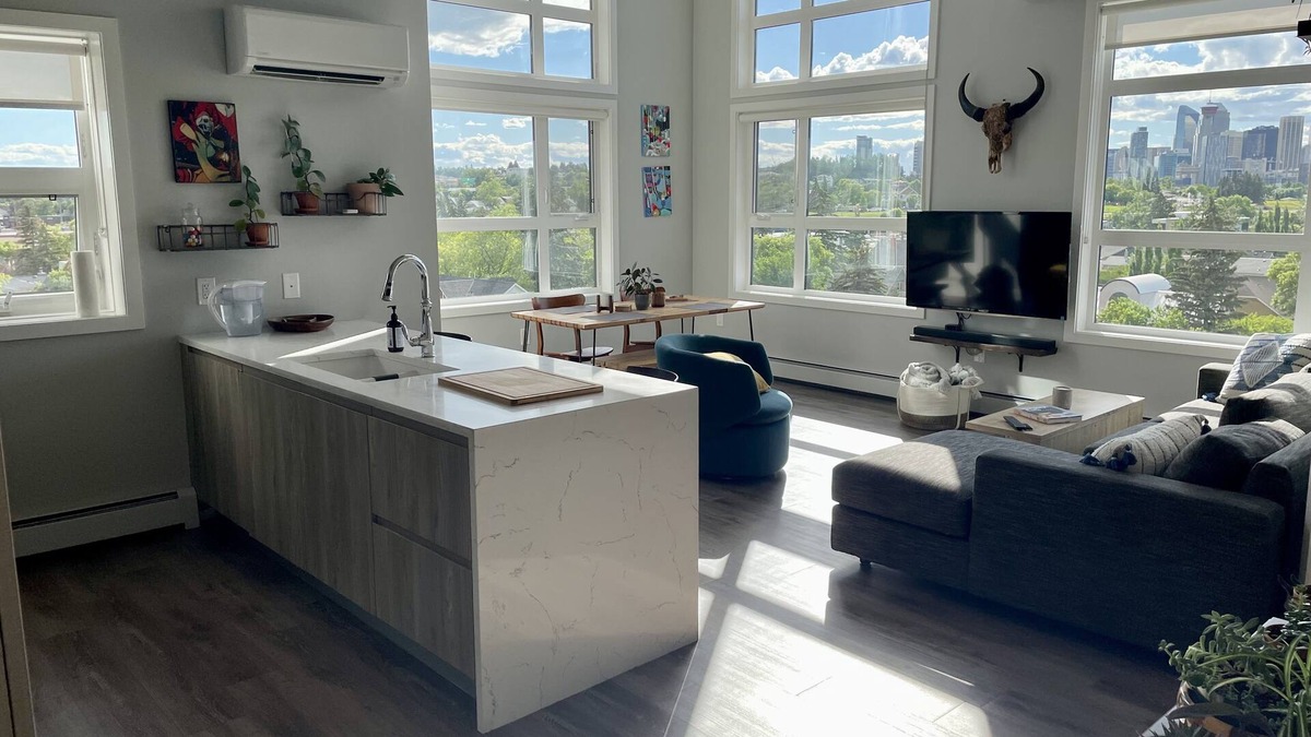 Inglewood Condo | Amazing Views, King Size Bed, Trendy Neighbourhood