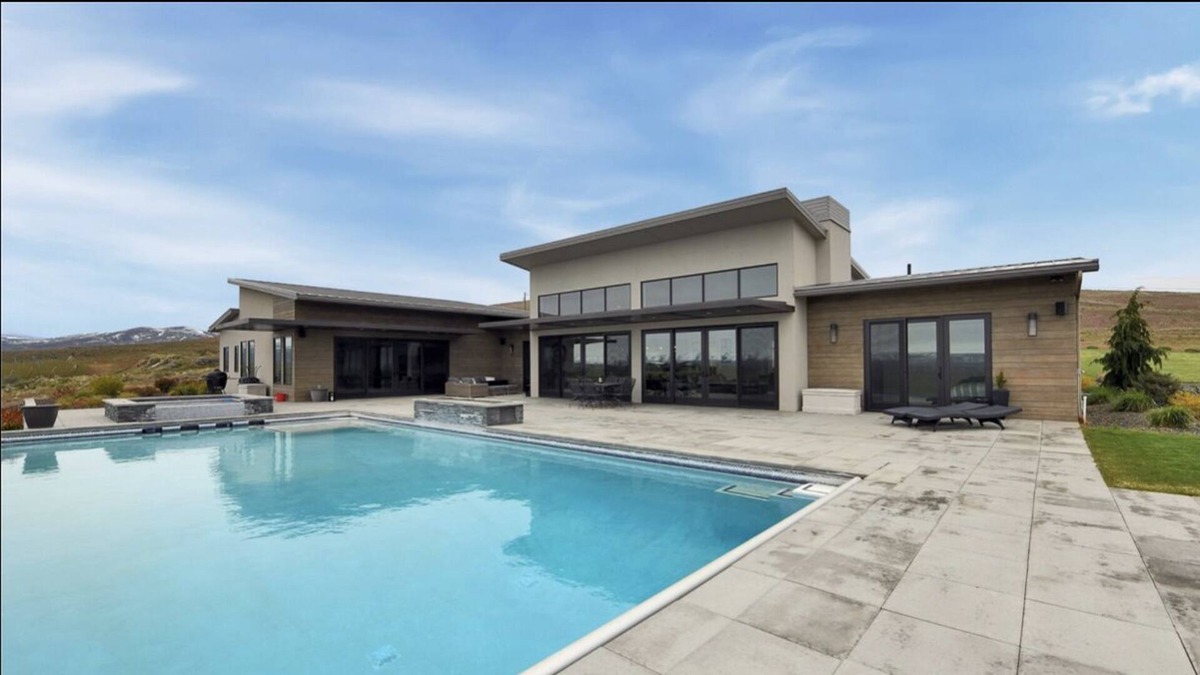 Yakima House | Amazing Views, massive Heated Pool, Hot Tub, Ultra Private, NO STAIRS, Rambler