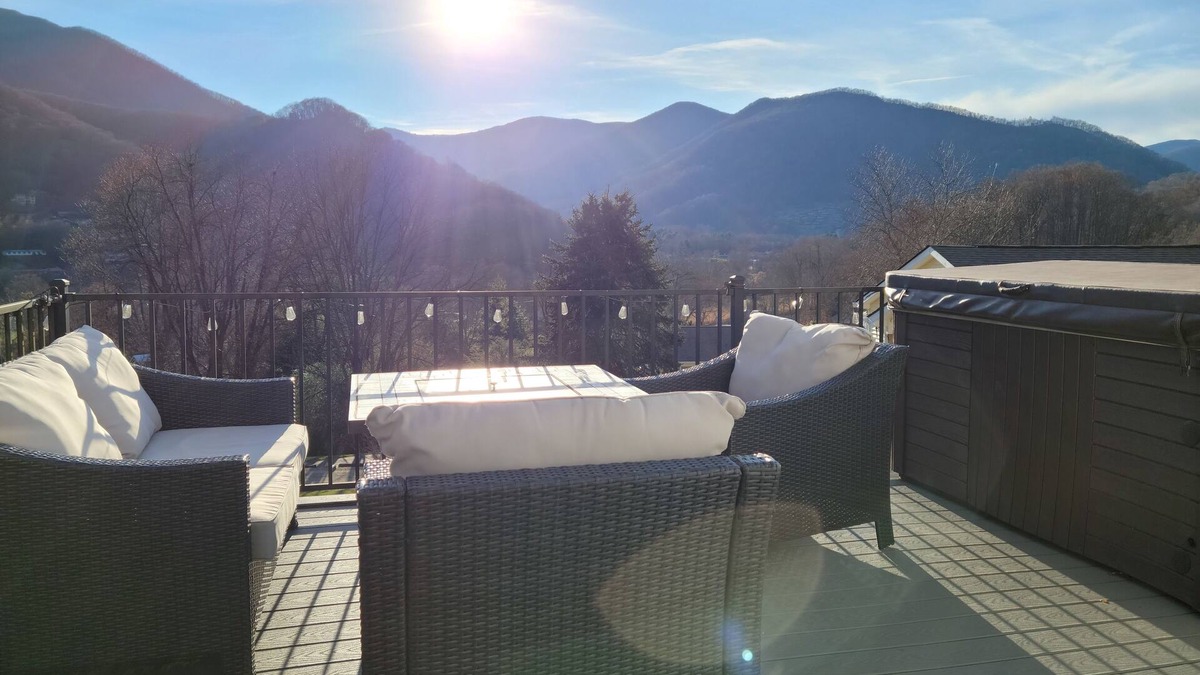 Maggie Valley House | Amazing Views of Maggie Valley Mountains, King Master, Hot Tub,Fire Table