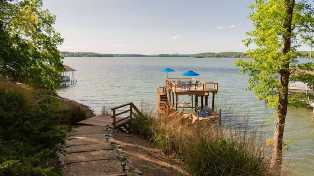 Huddleston House | Amazing Views on Smith Mountain Lake! Diving board, water slide