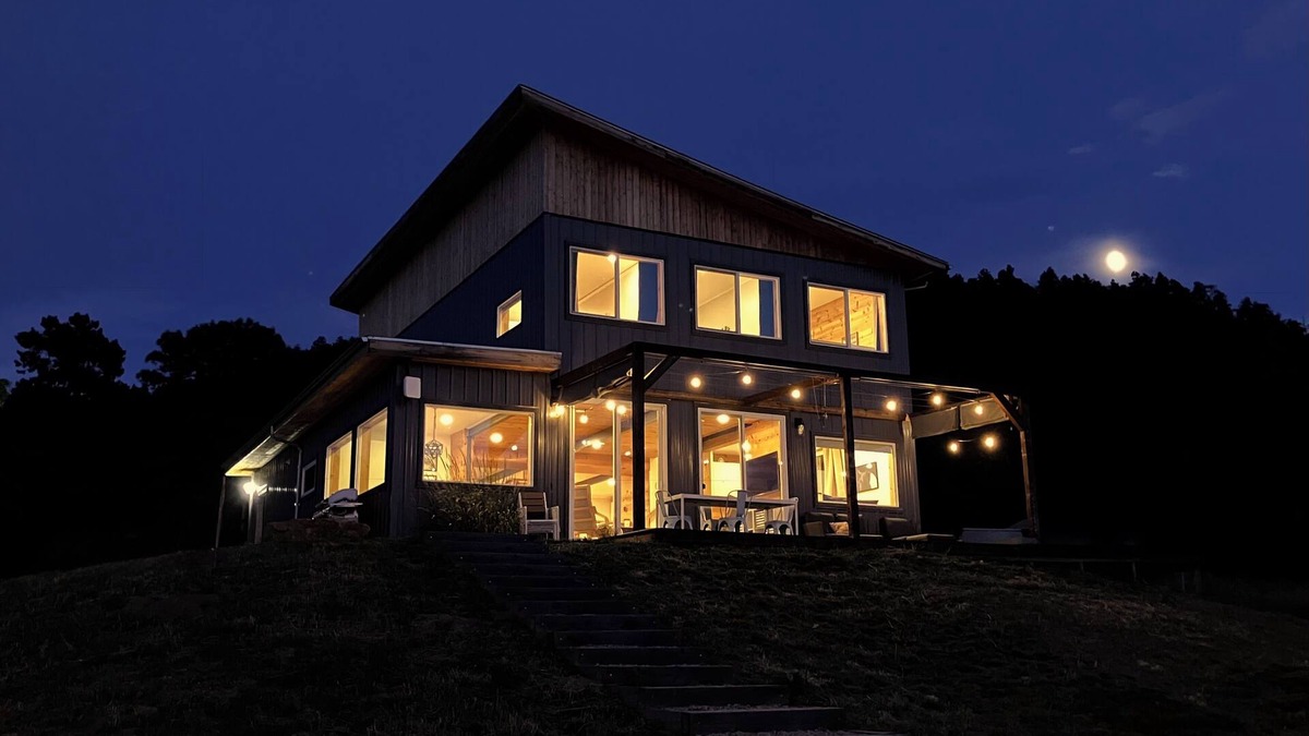 Larkspur House | Amazing Views, Peaceful Nature, Close to I25, entire home on Land with Hot Tub,