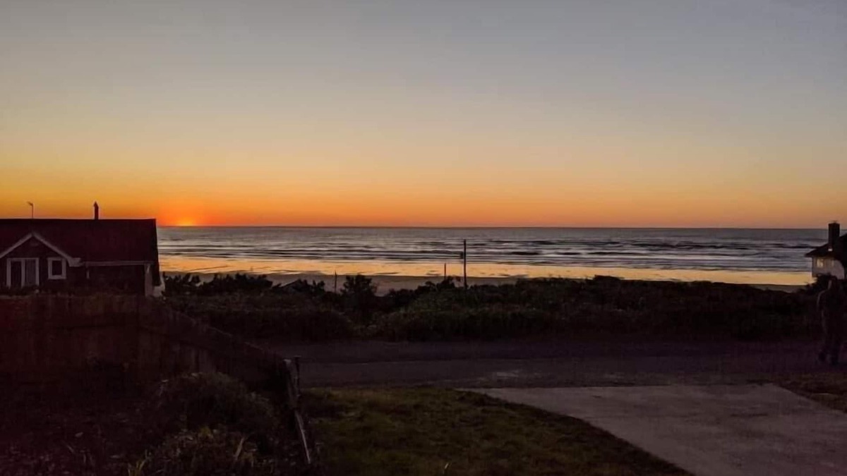 Florence House | Amazing Views, Sleeps 6 - Pacific Pearl