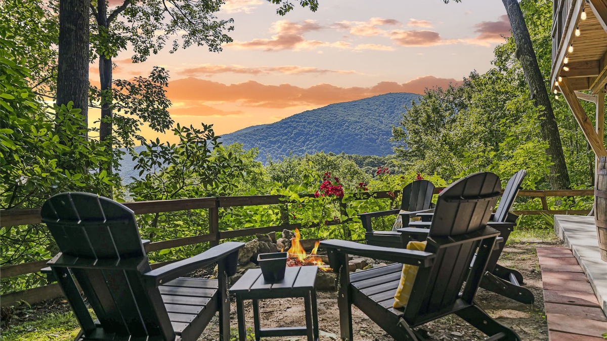 Maggie Valley House | Amazing Views with Hot Tub, Pet Friendly, 5 mins to the Parkway