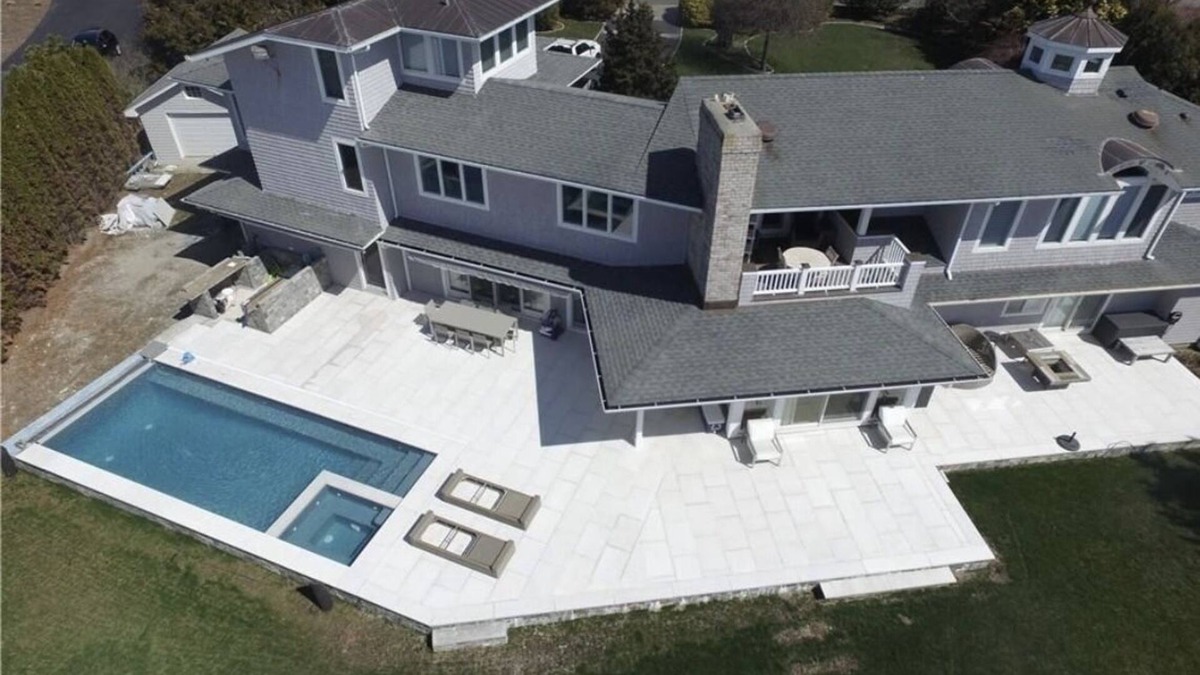 Lordship House | Amazing waterfront front next to lighthouse
