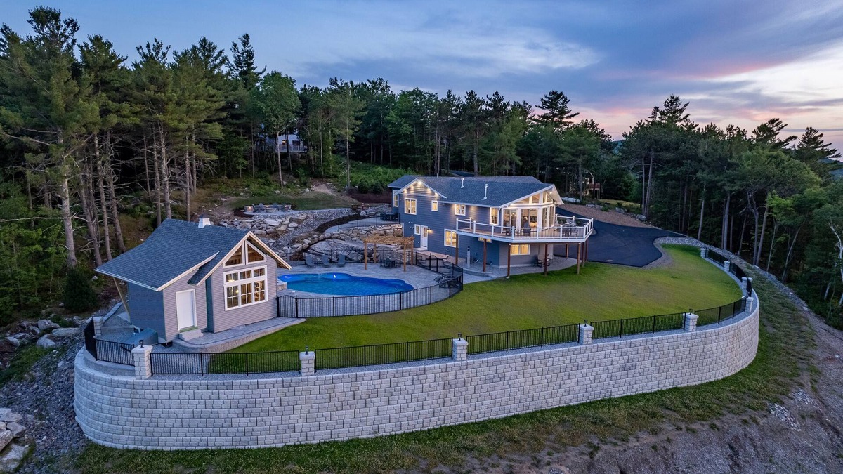 Gilford House | AMAZING WINNIPESAUKEE VIEWS Heated Pool Hot Tub AUGUST 30th WEEK SPECIAL